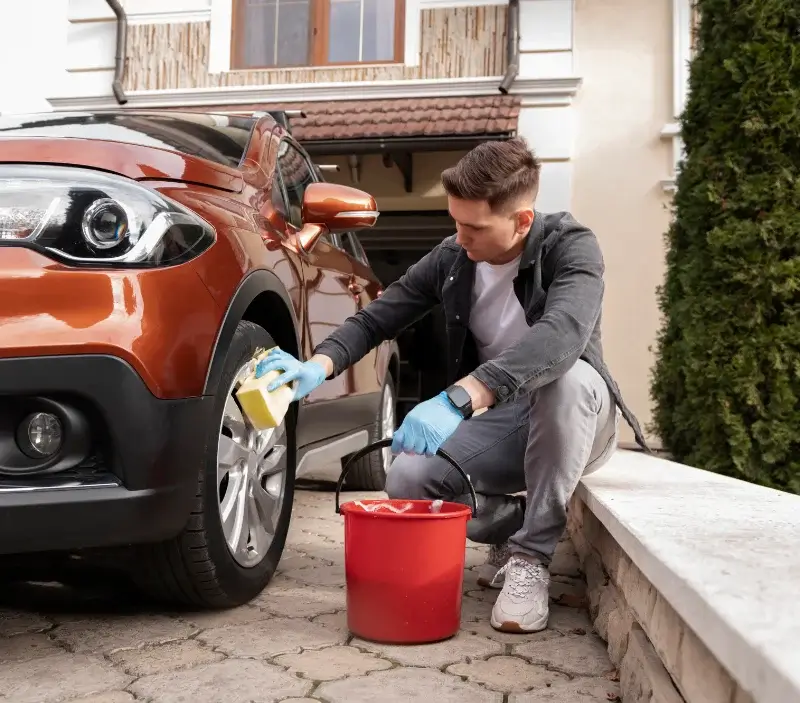 Lavage auto à domicile Saint-Georges-de-Rouelley : professionnel intervenant sur un véhicule